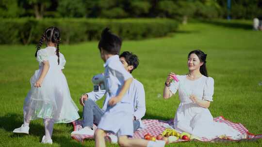 幸福家庭 郊游 陪伴孩子