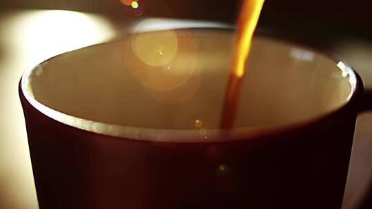 杯子里面装满了热气腾腾的咖啡