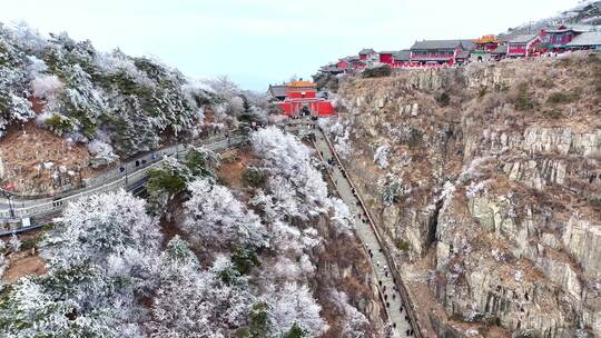 泰山之巅，春日雾凇