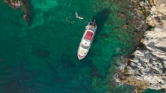 蔚蓝水域中的地中海陛下精英游艇鸟瞰