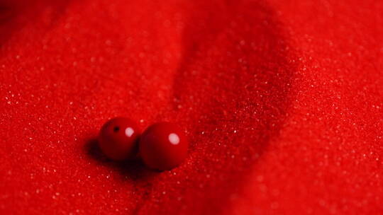红色珠子从红沙滚下