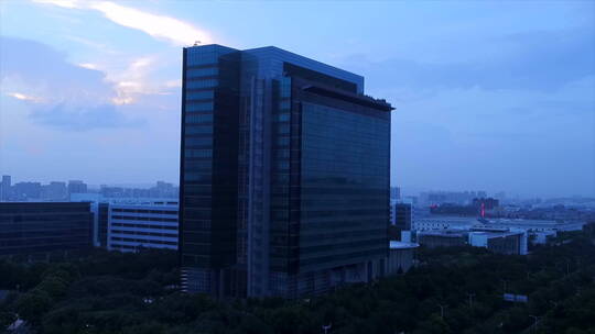 航拍深圳华为总部大楼 推到城市全景 黎明