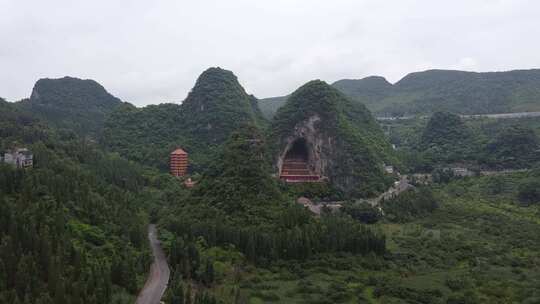 航拍贵州兴义万峰林大山里的寺庙风光