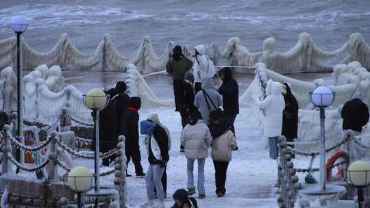 山东威海金海湾栈桥冰河世纪游客海冰海浪