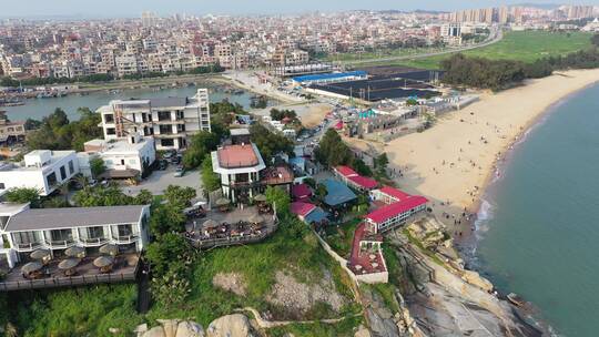 海边小镇航拍美丽的海岸线海边城市