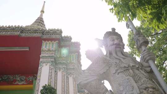 带太阳背光的泰国寺庙大门和雕像