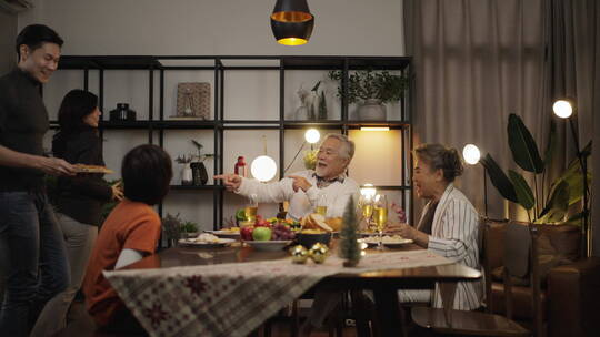 一家人幸福的聚餐视频素材模板下载