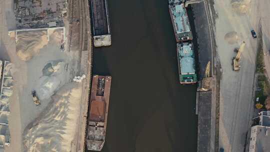 工厂大楼附近停靠的工业运河驳船天线