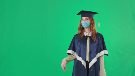 带着口罩拿着毕业证书的女学生视频素材模板下载