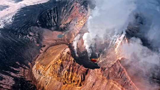 从活火山空中升起的烟