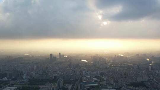 黄昏时分夕阳下的城市航拍