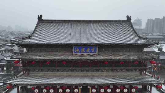 陕西省西安市正在下雪的西安鼓楼雪景景观