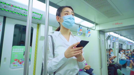 青年女人戴着口罩乘坐地铁