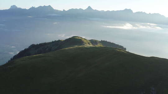 郁郁葱葱的绿色Schwalbenwand阿尔卑斯山山顶令人惊叹的空中风景