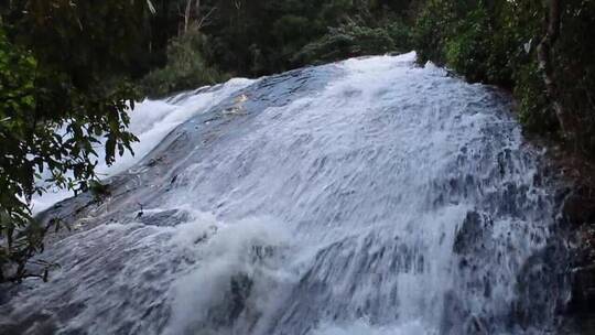 天然瀑布美景