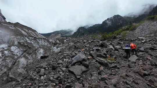 四川甘孜海螺沟冰川的徒步旅行者