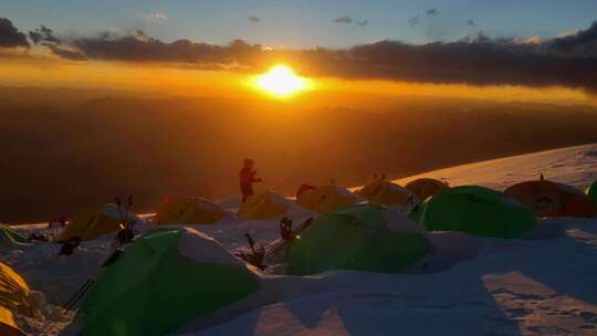 攀登新疆慕士塔格峰登山者的C2营地日落风光