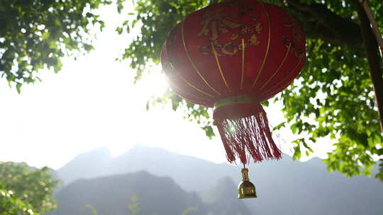 山林间悬挂的红色灯笼
