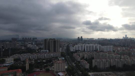 大雨过后的城市