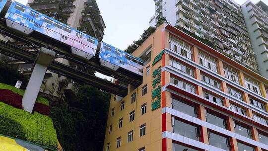 重庆轻轨李子坝站火车穿过居民楼视频素材模板下载