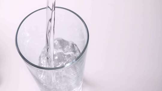 水杯倒水、玻璃杯、水杯