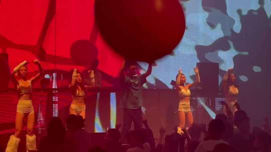 夜店歌手舞者演绎现场舞动观众