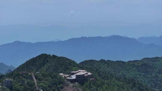 河南伏牛山山脉平顶山尧山层峦叠嶂的山峰