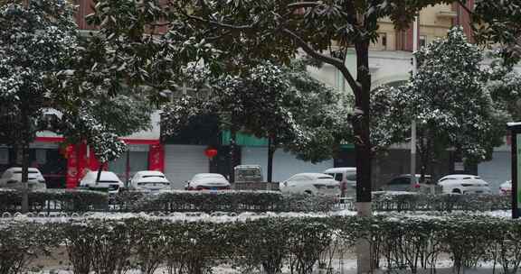 下大雪的时候的城市道路