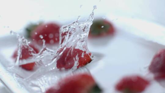 草莓落入水中的慢镜头拍摄