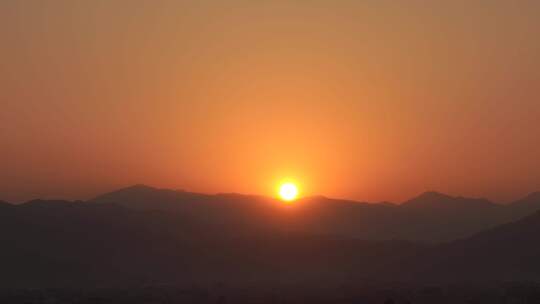 日落群山山顶夕阳晚霞黄昏傍晚天空落日唯美