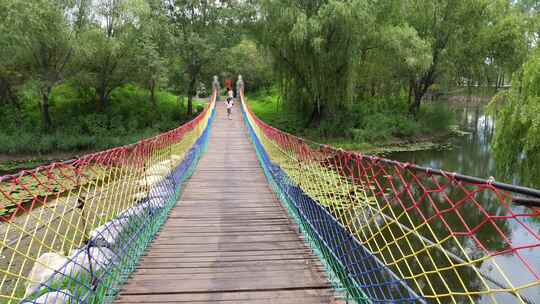 网红桥 吊桥 景区桥 游玩 滕州微山湖