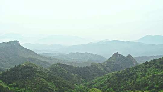 夏季金山岭长城早晨阴雨雾气风光