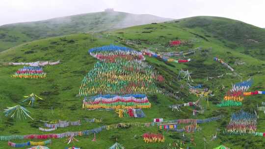 四川阿坝州姜冬村藏族村落草原环境经幡航拍