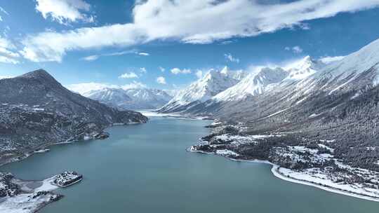 西藏昌都然乌湖和雪山雪地森林湖泊雪景航拍