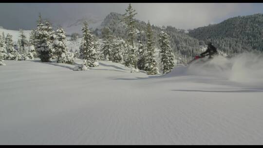 雪地摩托飞驰