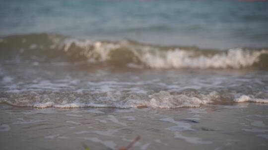 浪花特写海浪海水冲击沙滩浪花泡沫视频素材模板下载