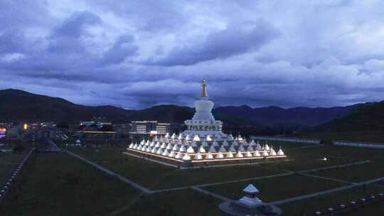 四川甘孜州稻城县城航拍白塔夜景