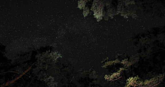 夜空中移动星星的延时