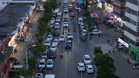 傍晚城镇楼房俯瞰街道电动车车流人流3