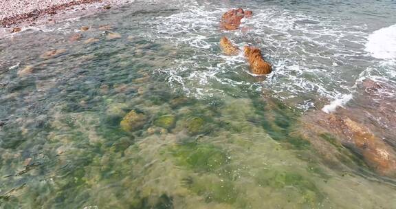 青岛的大海和海浪礁石