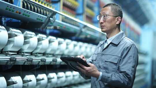 男性工人平板电脑化纤纺织厂车间智慧工业视频素材模板下载