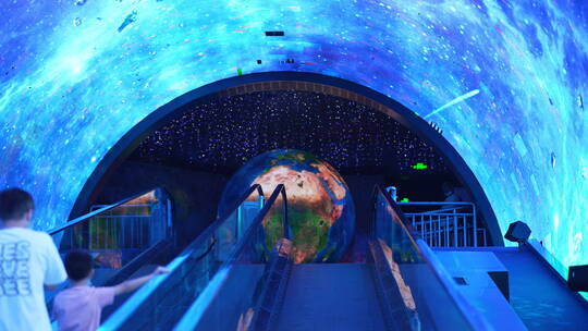 蓝色观光隧道