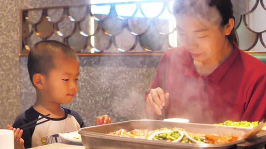 中国人母子餐厅吃烤鱼火锅