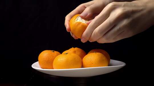 剥橘子皮吃橘子包橘子皮视频素材模板下载