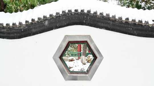 北京故宫冬天中式古建筑围墙大雪纷飞雪花飘