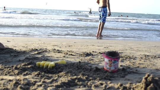 海岸边放着玩沙子的玩具