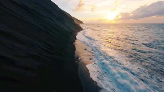 海边悬崖日落时的海浪拍打岸边景象