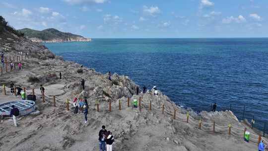 航拍威海市环翠区环海路猫头山网红打卡游客