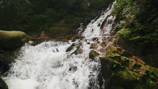 辽宁本溪夏季森林瀑布水流风景