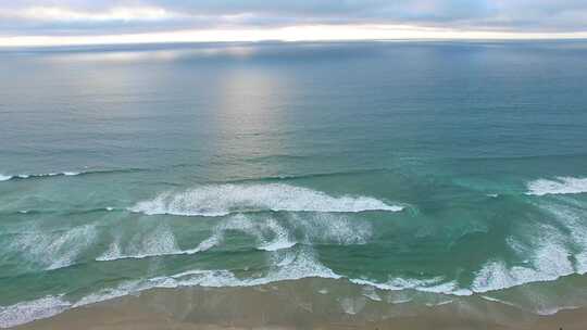 海滩海浪海面游人航拍